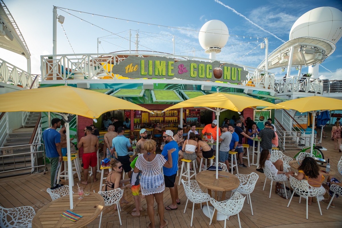 Navigator of the Seas pool