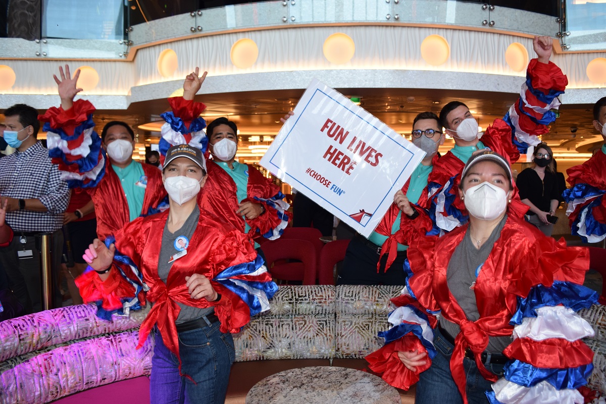 Mardi gras pax wearing masks