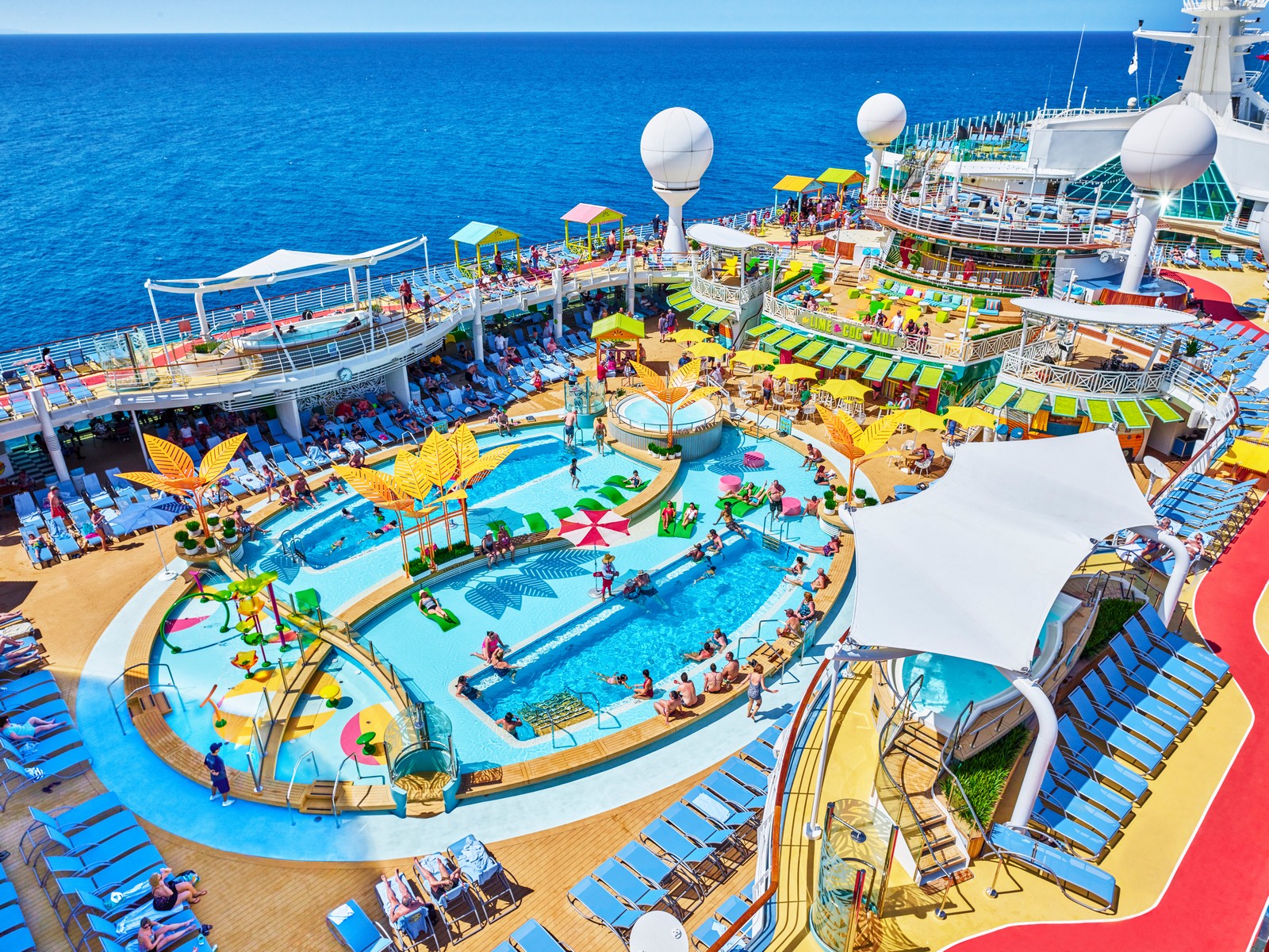 Pool deck on Navigator of the Seas