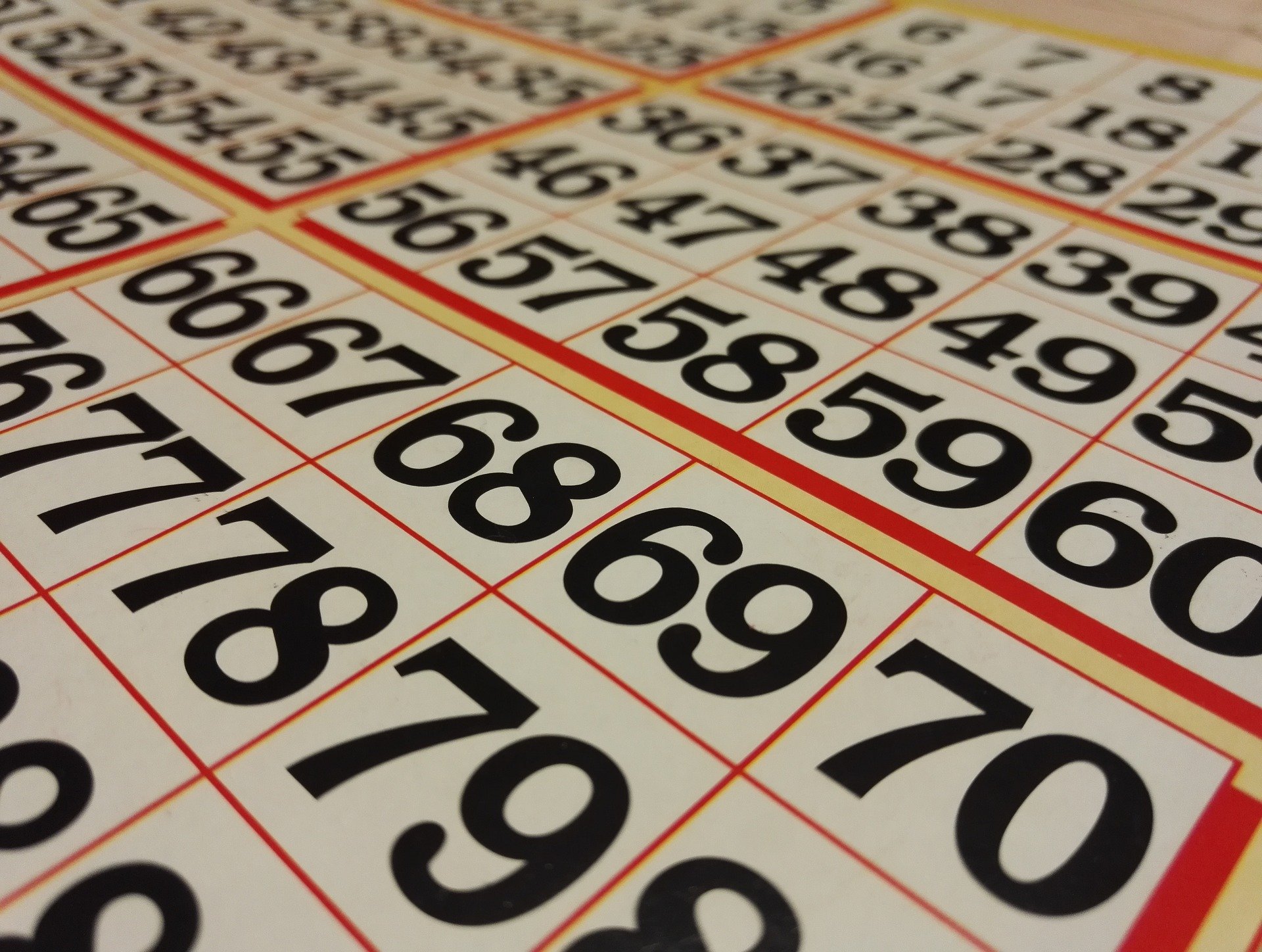 Bingo card with numbers (source: Samueles, Pixabay)