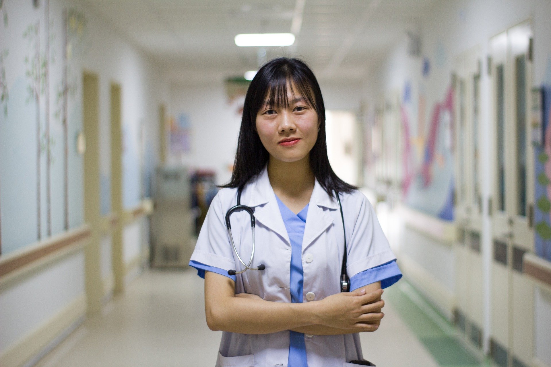 Female doctor standing in hospital hallway with stethoscope (source: anhngoc1397, Pixabay)