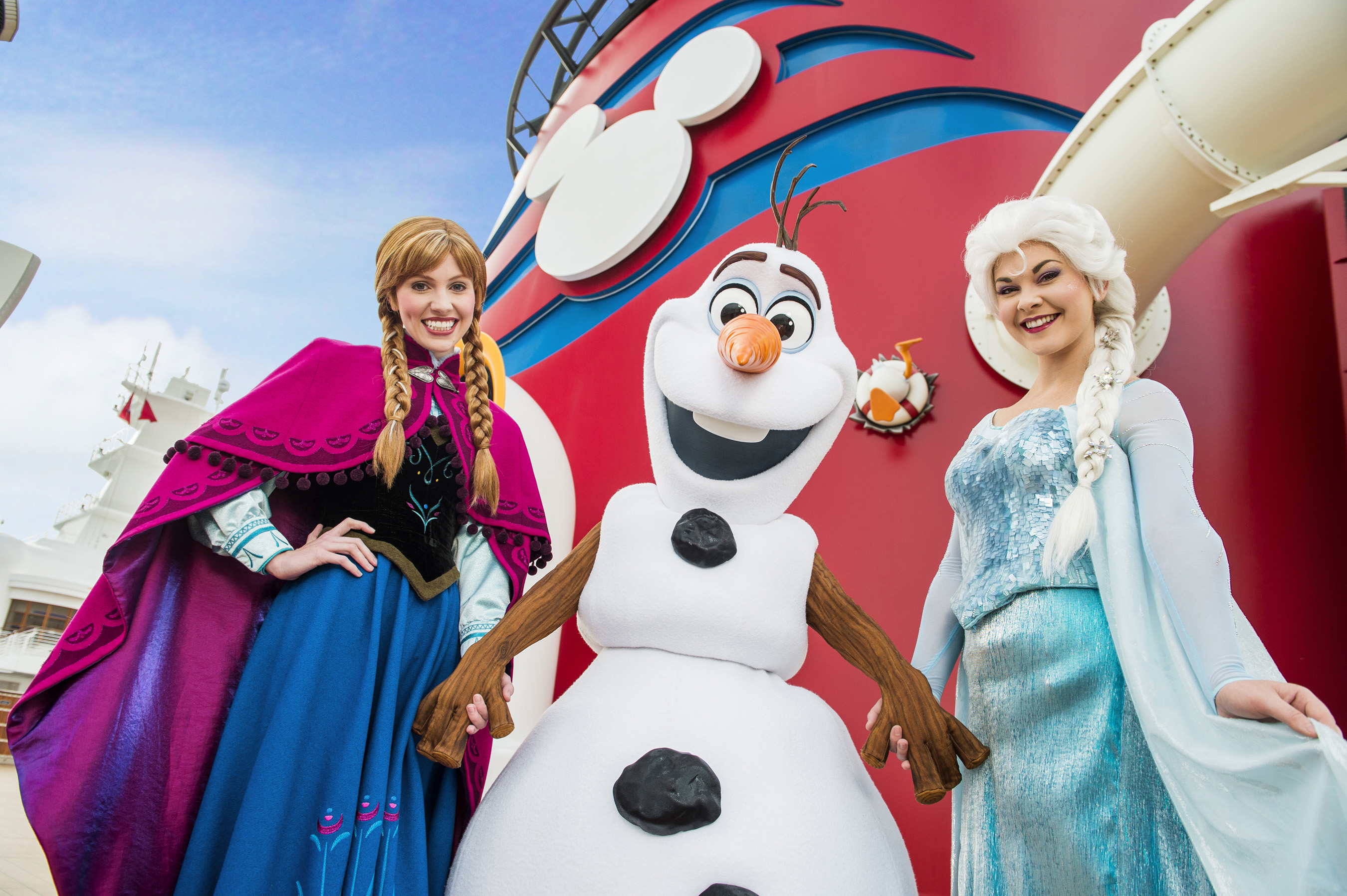 Anna & Elsa on Disney Cruise ship with Olaf