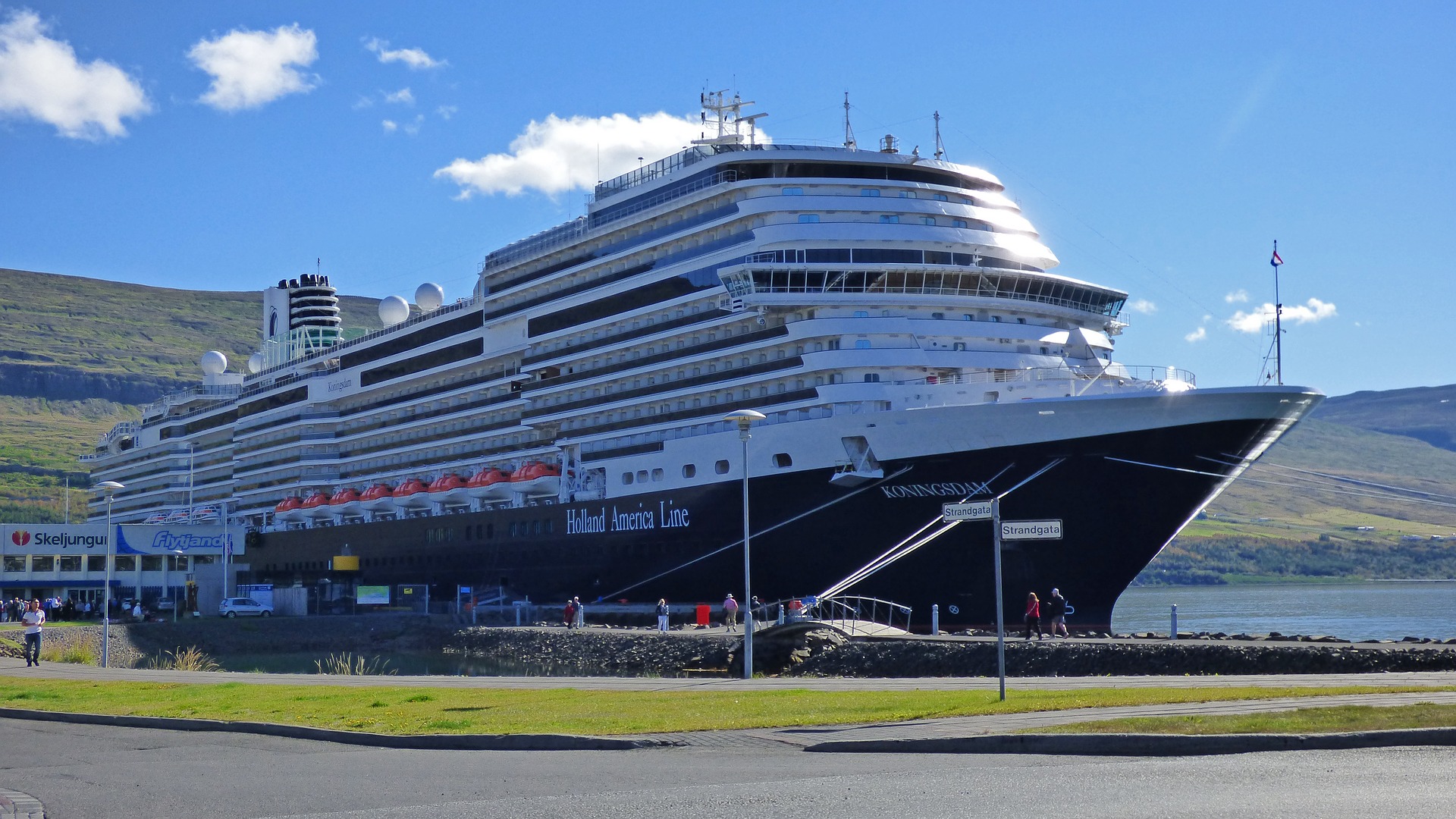 Holland America's Koningsdam in Akureyri (source: ArvidO, Pixabay)