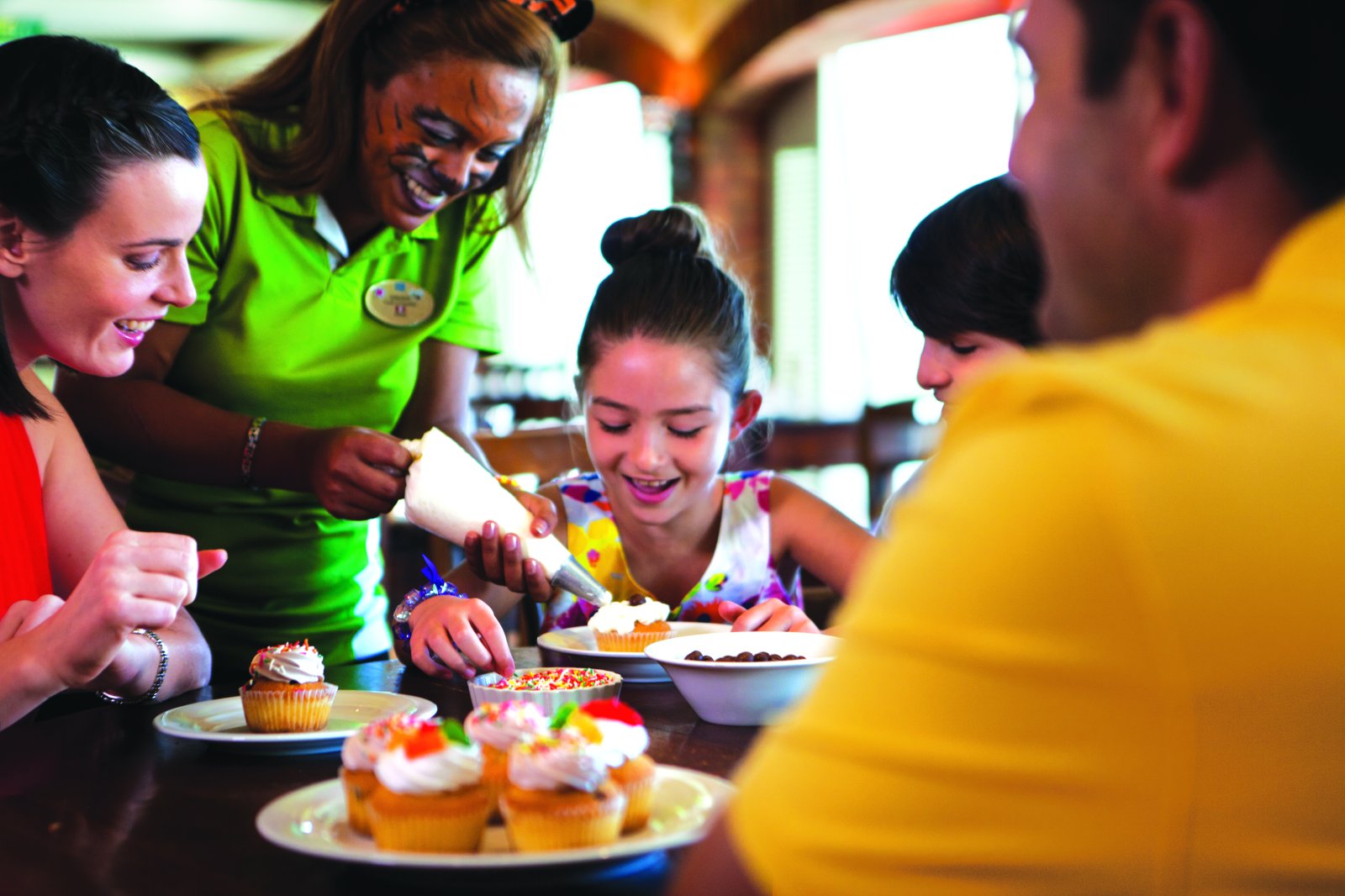 Cupcake decorating class on NCL