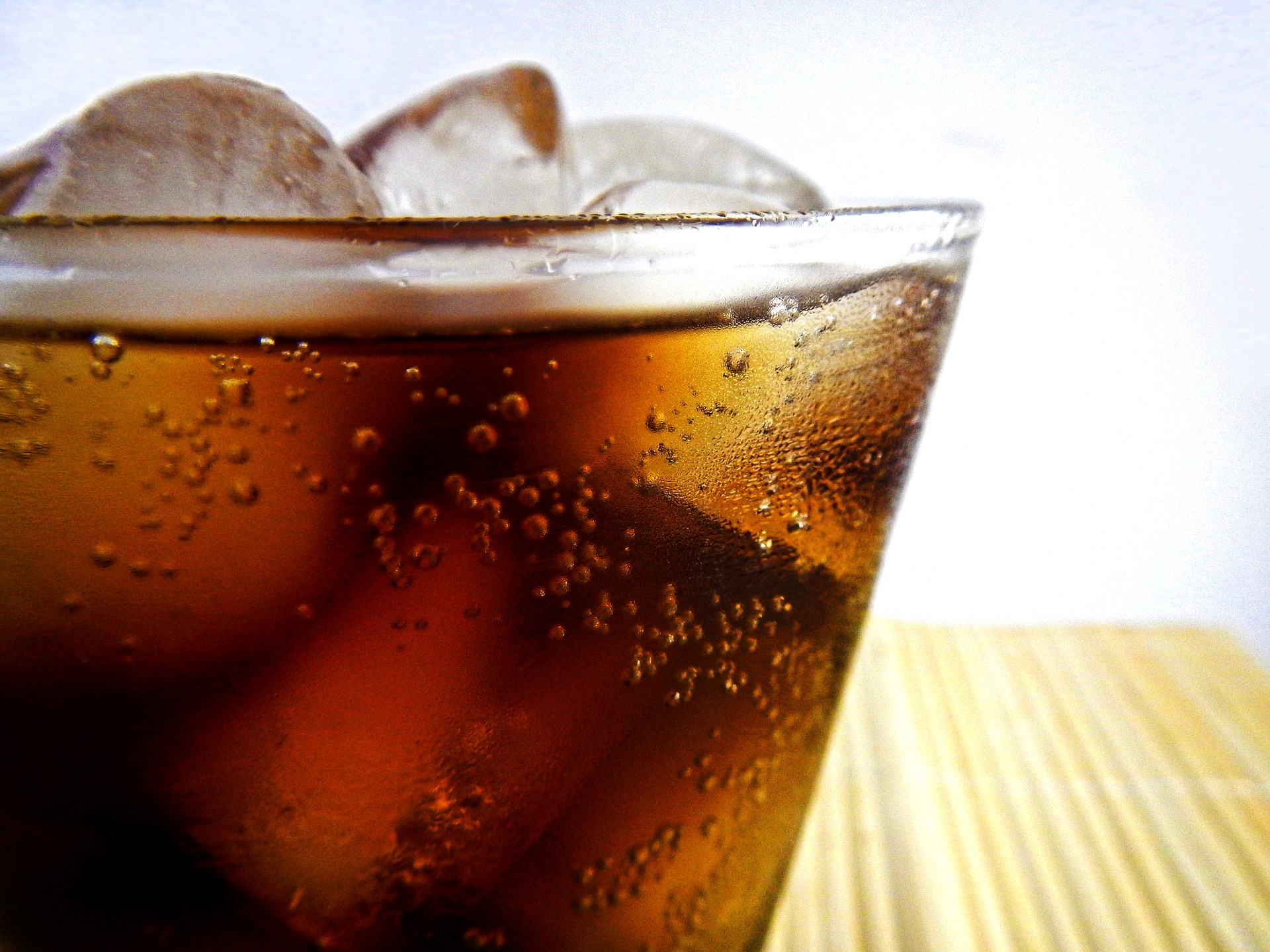 Soda soft drink in a glass (source: Lernestorod, Pixabay)