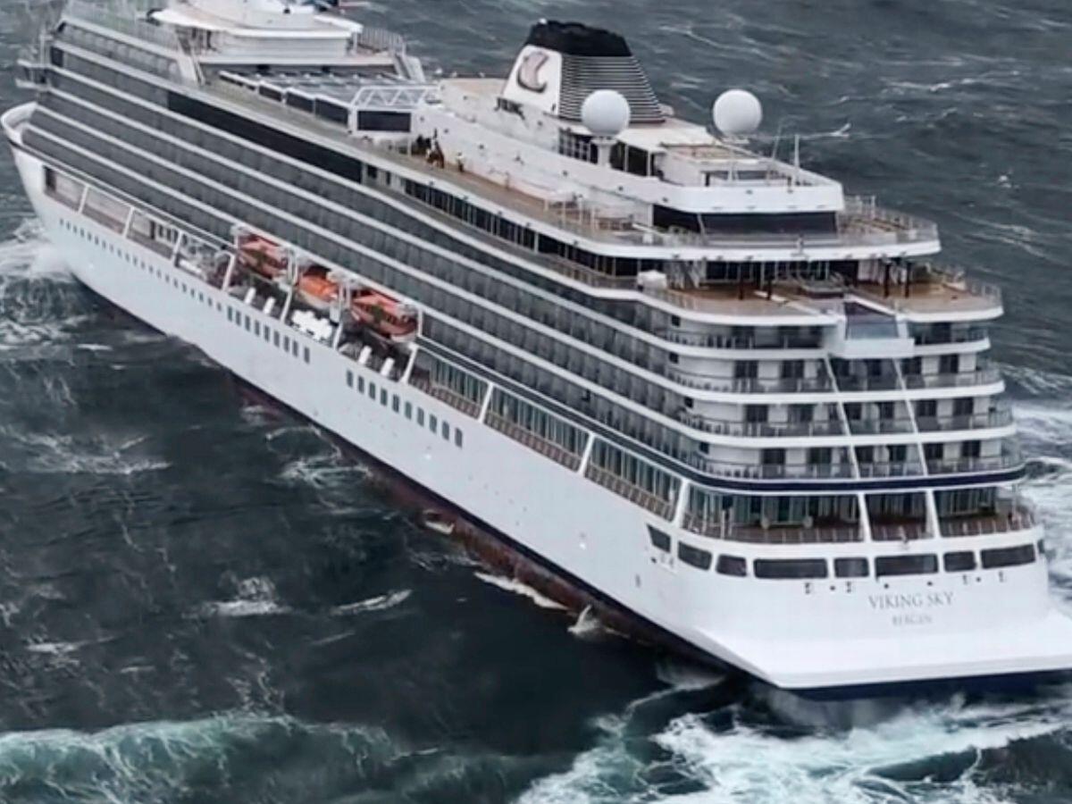 cruise ship loses power in storm