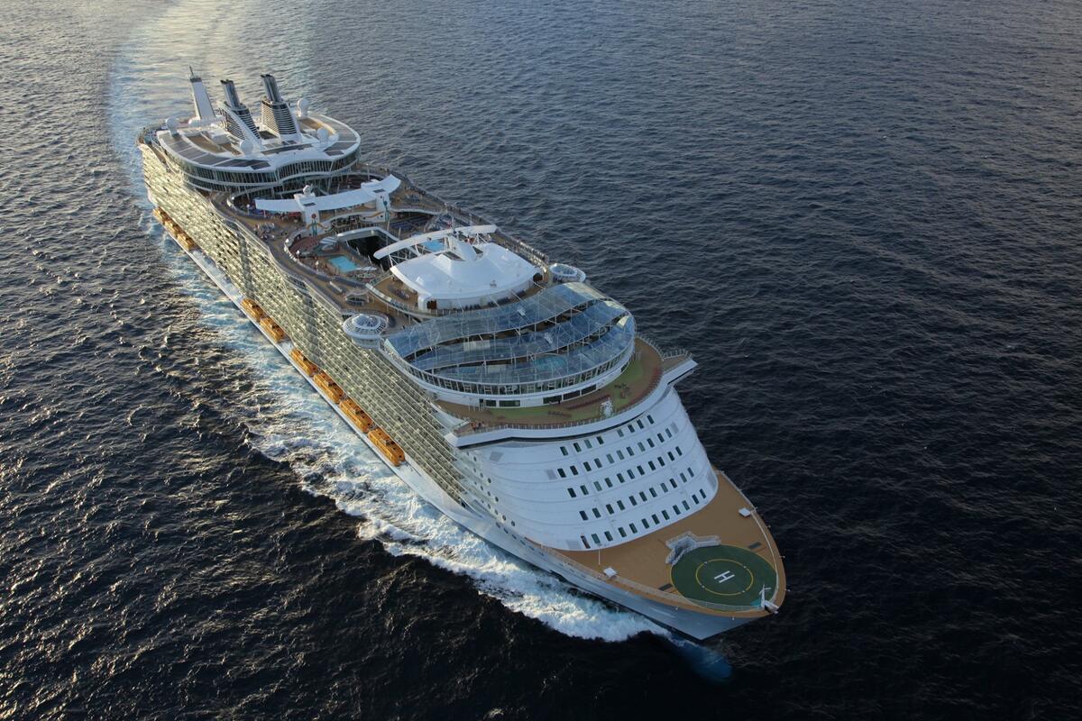 Ship technology. Utopia of the Seas. Golf Allure of the Seas. Allure of the Seas 1 класс. Allure of the Seas шторм.