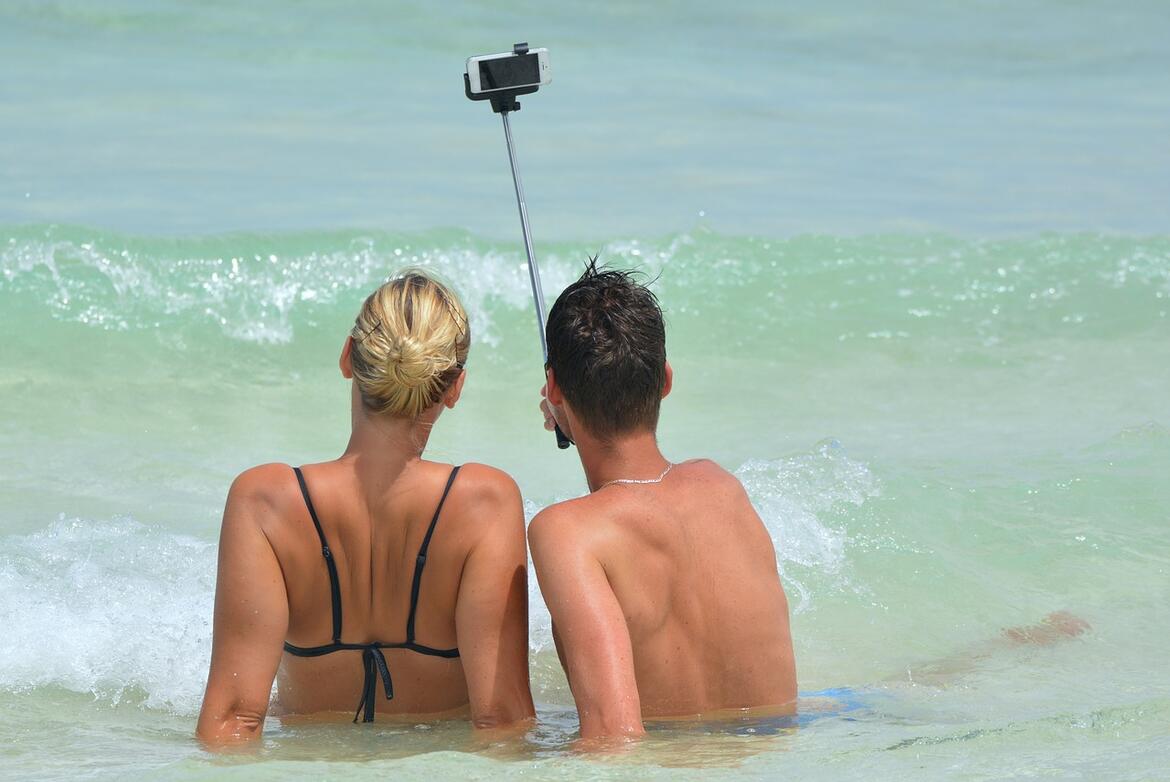 Selfie stick couple