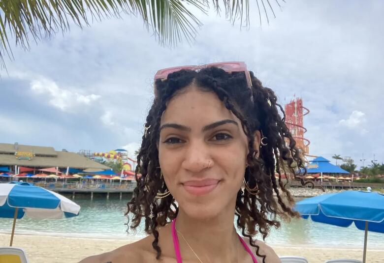 calista-cococay-selfie