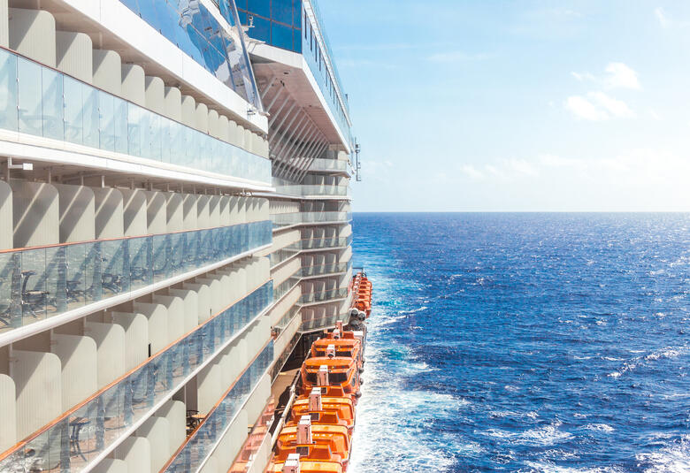 Cruise-ship-with-lifeboats