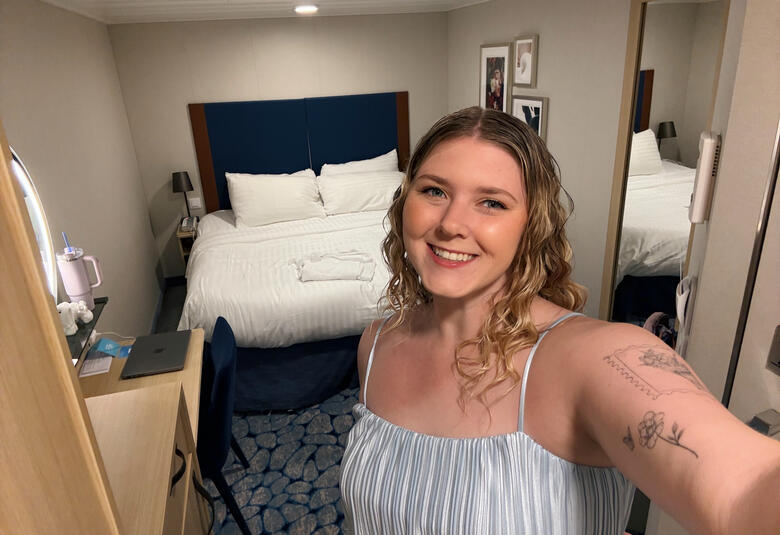 Elizabeth-Wonder-Selfie