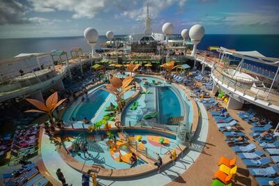 Navigator of the Seas pooldeck 