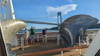 Sailaway on QM2