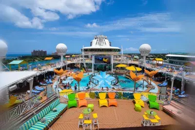 freedom-of-the-seas-pool-deck