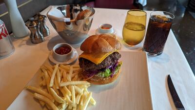 Pinnacle Lunch burger