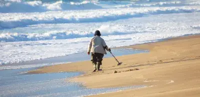 metal-detector-beach