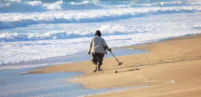 metal-detector-beach