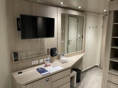 msc-seashore-vanity-area-interior-cabin