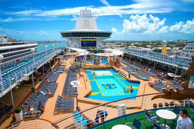 royal-caribbean-pool-deck