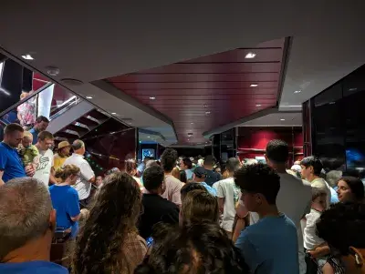 line to enter dinner venue on MSC Seaside