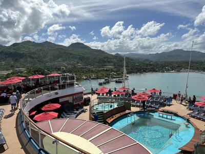 carnival-vista-aft-pool-amber-cove