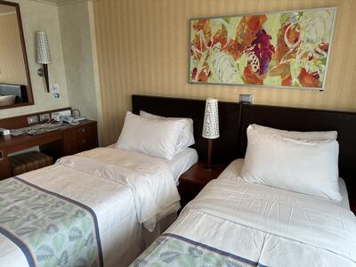 carnival-vista-junior-suite-beds