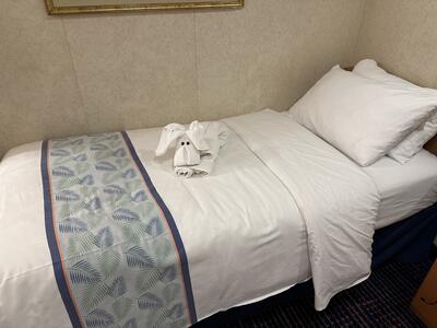 Carnival-Conquest-Interior-Cabin-Bed