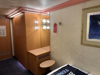 Carnival-Conquest-Interior-Stateroom