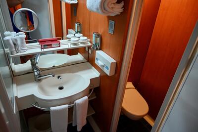 Norwegian Dawn bathroom