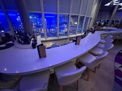 Suite lounge bar