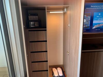 Seaside suite split closet 