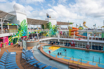 Oasis of the Seas pool deck