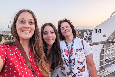 Jenna selfie with mom and sister on Queen Mary ship