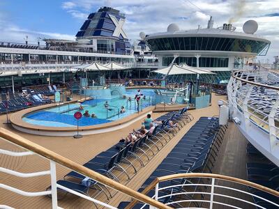 Grandeur-pool-deck