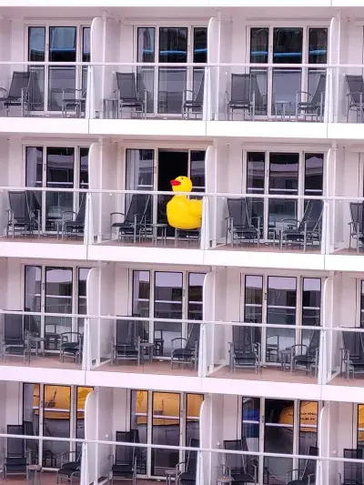 Inflatable-Duck-Ovation