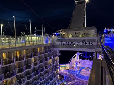 Allure-of-the-Seas-at-night