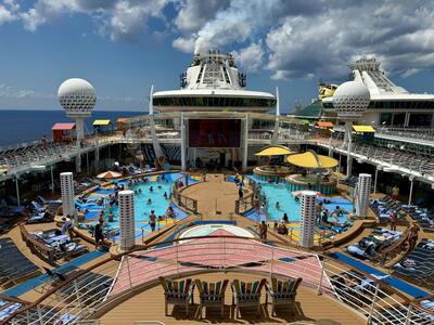 Independence of the Seas pool deck