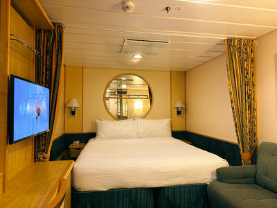 Freedom-of-the-Seas-Inside-Cabin