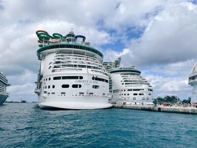 Liberty-and-Mariner-in-Nassau-Docked