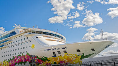 Norwegian-Sky-Docked