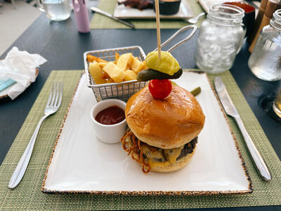 Rooftop-Garden-Grill-Ascent-Burger