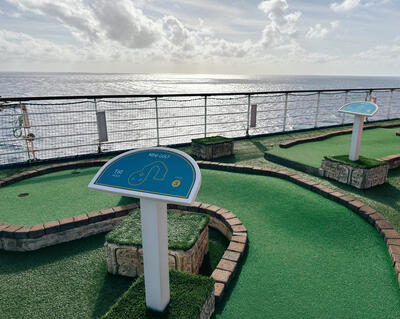 Carnival-Conquest-Mini-Golf-At-Sea