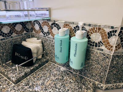 Marg-Islander-Grand-Terrace-Suite-7-Toiletries