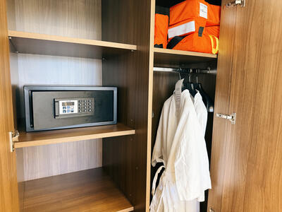 Marg-Islander-Grand-Terrace-Suite-Closet