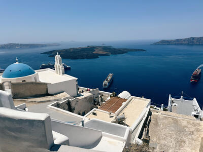 Santorini-Overlooking-Cruise-Ships