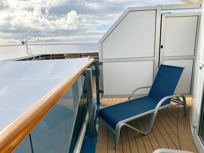 lounge-chair-carnival-vista-suite-lack-privacy