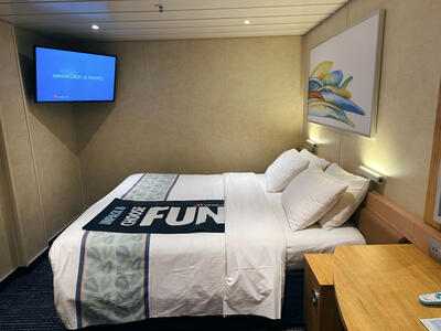 Carnival-Elation-Interior-Stateroom-Beds-Together