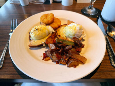 Eggs-Benedict-Vista-Brunch