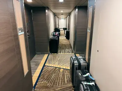 Luggage-Hallway-Quantum