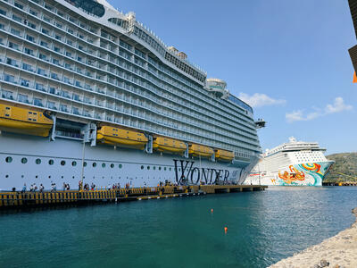 Wonder-Docked-Roatan-Honduras